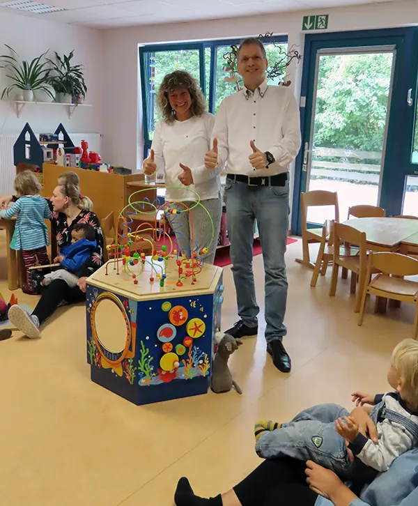 Spielgerät für die Uni Wuppertal. Auf dem Bild steht Thomas Birkner rechts von der Leiterin des Kindergartens.